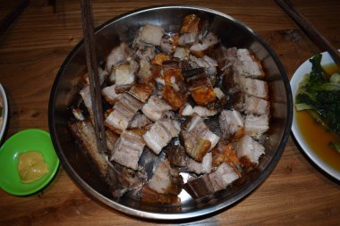 soslu kızarmış domuz eti