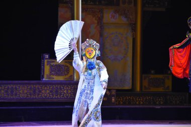 Sahnede kostüm giymiş Çinli aktris. 