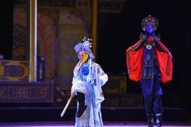 Sahnede kostüm giymiş Çinli aktris. 