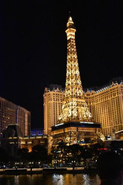 LAS VEGAS, NEVADA, ABD: Bellagio Otel ve Kumarhanesinin gece görüşü. Gece Las Vegas Nevada 'nın silüeti