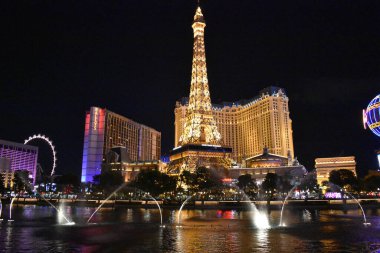 LAS VEGAS, NEVADA, ABD: Bellagio Otel ve Kumarhanesinin gece görüşü. Gece Las Vegas Nevada 'nın silüeti