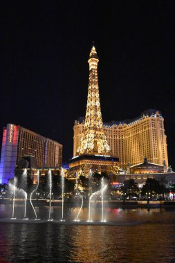 LAS VEGAS, NEVADA, ABD: Bellagio Otel ve Kumarhanesinin gece görüşü. Gece Las Vegas Nevada 'nın silüeti