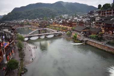 Fenghuang Antik Kasabası 'ndaki nehrin üzerindeki köprü. 