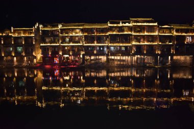 Şehir ışıklarının gece görüşü, sudaki ışık yansıması. 