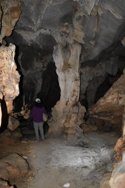Mağarada yürüyen bir turist 