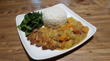 Kızarmış domuz pirinçli ve sebzeli.