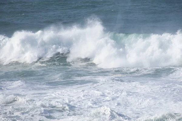 大海浪 水飞溅的全景图像 — 图库照片