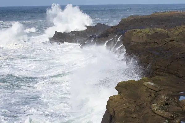 Большие Океанские Волны Брызги Воды Скалистых Скалах — стоковое фото