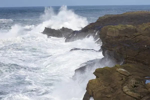 Oceano Cênico Ondas Grandes Com Falésias Rochosas Natureza Verão — Fotografia de Stock