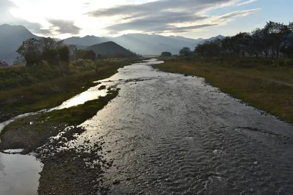 Nehir Akıntısı Olan Manzaralı Dağlar — Stok fotoğraf