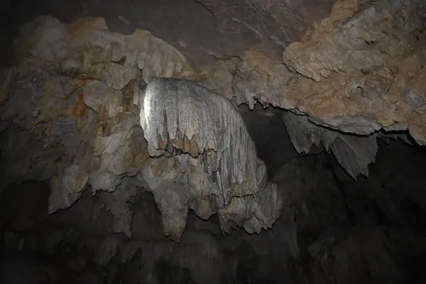 Dağlardaki Mağaranın Güzel Manzarası — Stok fotoğraf