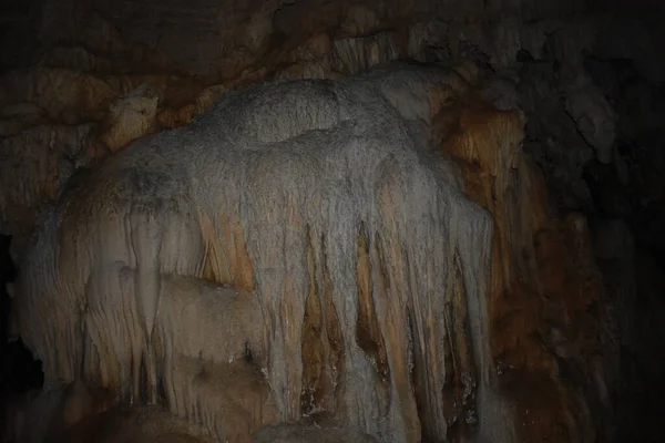 Dağlardaki Mağaranın Güzel Manzarası — Stok fotoğraf