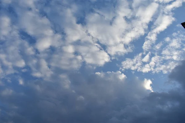 Langit Biru Dengan Awan Halus Waktu Siang — Stok Foto