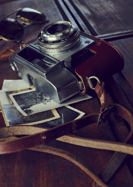 Eski ahşap tahtalar üzerinde eski bir retro kamera soyut arkaplan