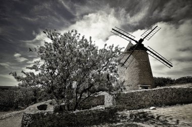 Fransa 'nın kırsal kesimlerinde yel değirmeni. Değirmencilerin un üretmek için yaşam alanı