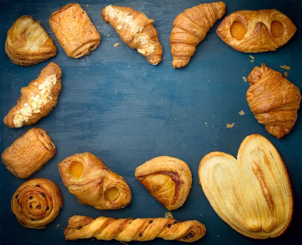 Bake on a blue wooden background — Stock Photo, Image