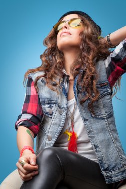 Şirin hippi kız siyah bere oturma sandalyeye.