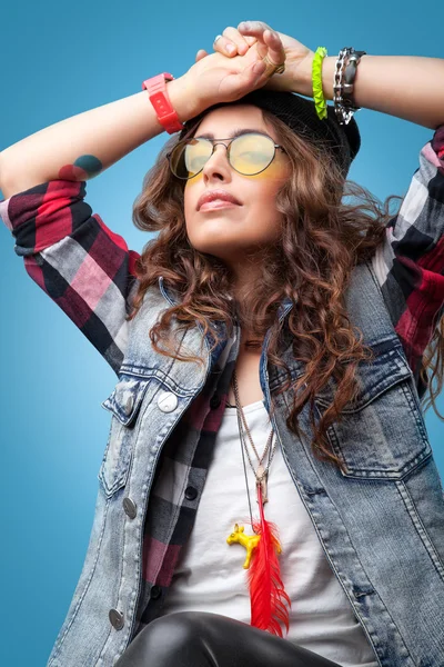 Bella ragazza hipster in cappello beanie nero con le mani in alto . — Foto Stock