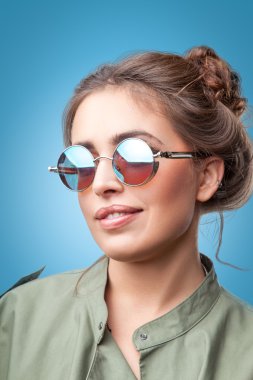 Gülümseyen saç ekmeği ile moda hippi kız closeup portresi