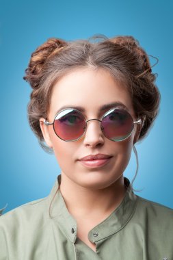 Güzel moda hippi kız saç buns ile portre portre