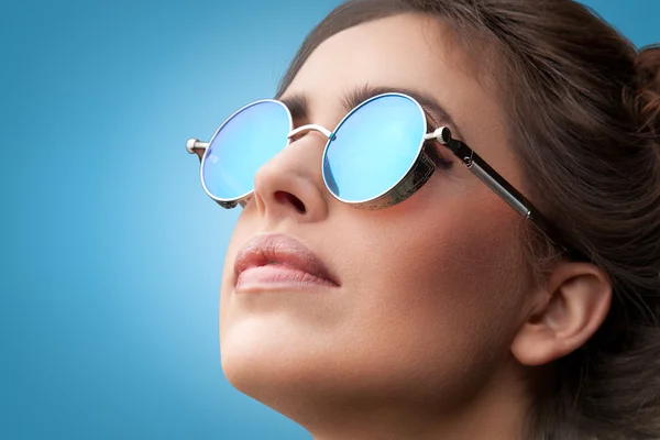 Visage portrait de jeune belle femme en lunettes de soleil rondes — Photo