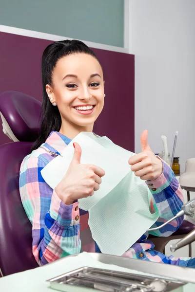 Mujer con dientes blancos con pulgares arriba esperando dentista — Foto de Stock