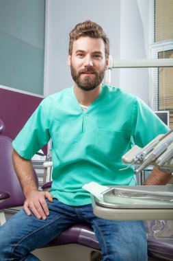 Beyaz ile gülümseyen sakallı genç yakışıklı erkek doktor