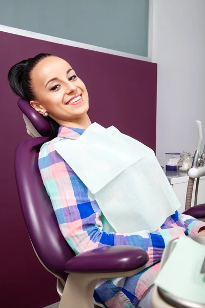 Paciente mujer con dientes blancos rectos perfectos esperando dentista —  Fotos de Stock