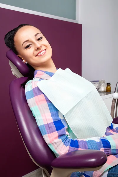 Paciente mujer con dientes blancos rectos perfectos esperando dentista —  Fotos de Stock