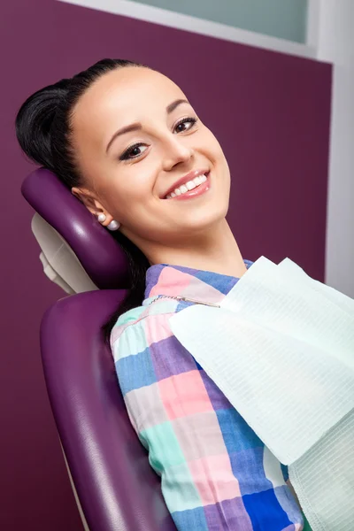 Paciente mujer con dientes blancos rectos perfectos esperando dentista —  Fotos de Stock