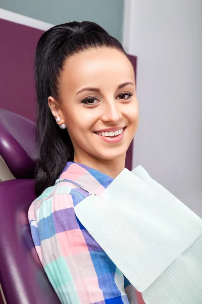 Mulher paciente com dentes brancos retos perfeitos à espera de dentista — Fotografia de Stock