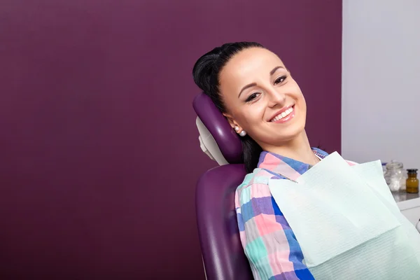 Paciente mujer con dientes blancos rectos perfectos esperando dentista —  Fotos de Stock
