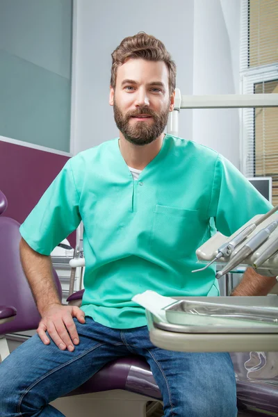 Joven guapo doctor masculino con barba sonriendo con dientes blancos — Foto de Stock