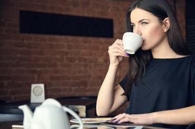 Genç kız kafede çay içme