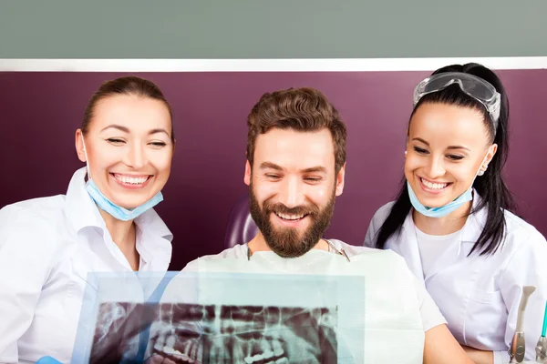 El dentista muestra una radiografía de dientes del paciente . —  Fotos de Stock