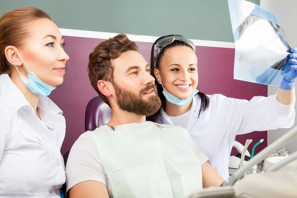 El dentista muestra una radiografía de dientes del paciente . —  Fotos de Stock