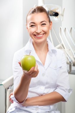 Beyaz üniformalı güzel kadın doktor portresi
