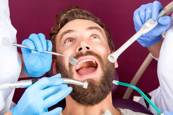 Cierre de los hombres paciente con la boca abierta en la clínica dental — Foto de Stock