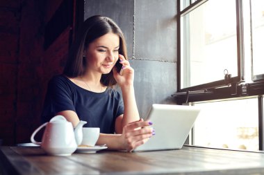 Cep telefonu kafede konuşurken genç çekici kız