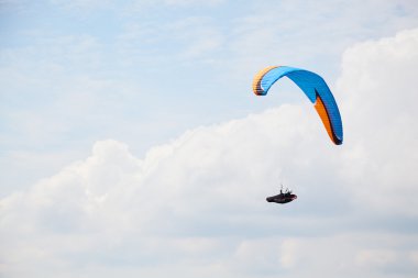 Yamaçparaşütü yüksek Dağların üzerinden uçuyor.