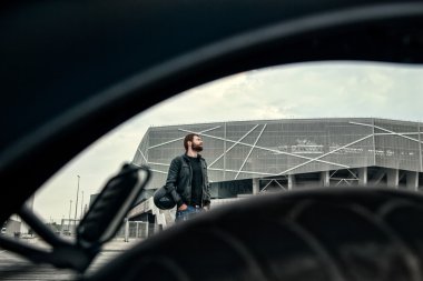 Sokakta bir sakal ayakta erkeklerle motorcu