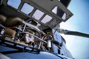 Bell 407 helikopter motor ile gri siyah çizgili.