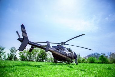 Siyah bell 407 helikopter uçmak hazırlanıyor.