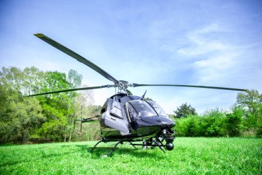 Siyah bell 407 helikopter uçmak hazırlanıyor.