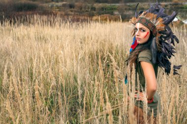 Kızılderili Hint elbiseleri giymiş ciddi kız modeli