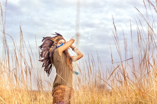 Nativi americani ragazza indiana vestita con abiti nazionali in posa nel campo estivo — Foto Stock