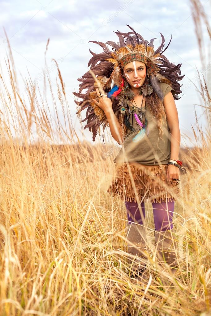 Chica indígena americana vestida con ropa nacional sonrisa con - Main Image