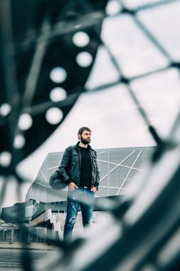 Tekerlek ile yakalanan motorcu