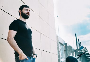 Kontrplak arka plan/Motorcu bir sakal ve kontrplak beckground kask ile bir sakal ile motorcu