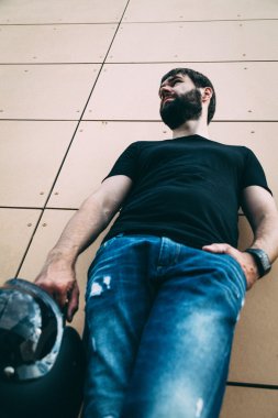 Kontrplak arka plan/Motorcu bir sakal ve kontrplak beckground kask ile bir sakal ile motorcu